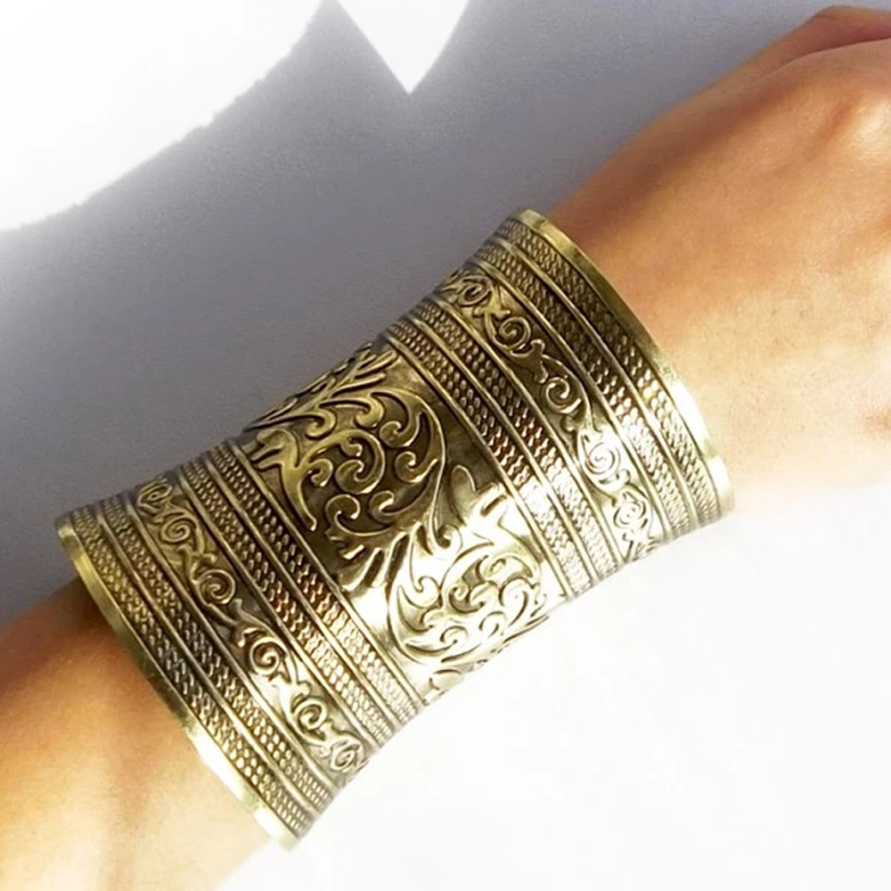 خمر سبيكة واسعة الكفة سوار للن - مراجعة Men Accessories India وسعره
